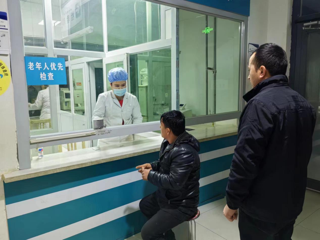 墨玉县奎牙镇卫生院前来献血的群众