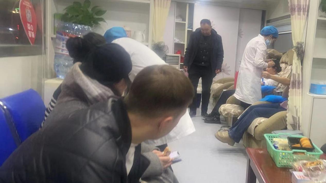 在墨玉县妇幼保健院,大家排队献血