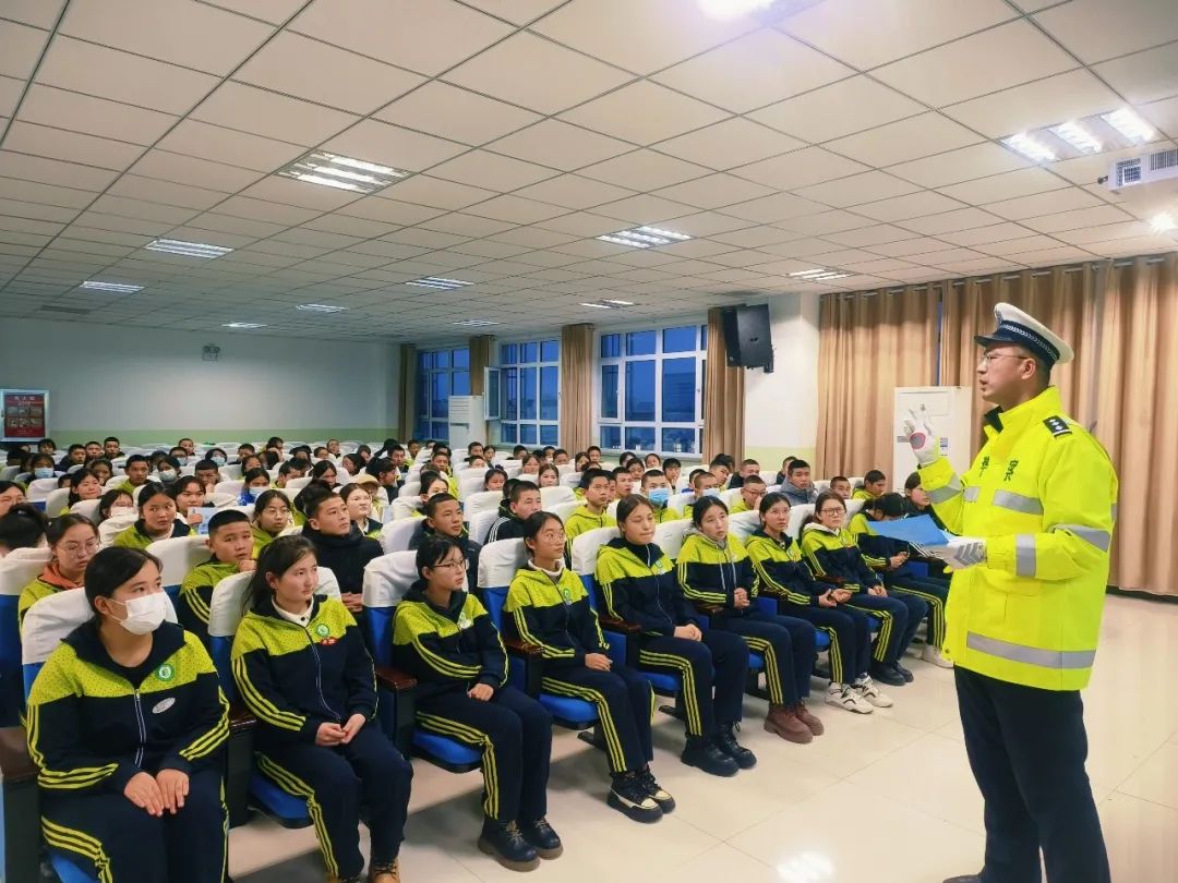 民警在哈巴河县白桦中学进行交通安全知识授课.jpg