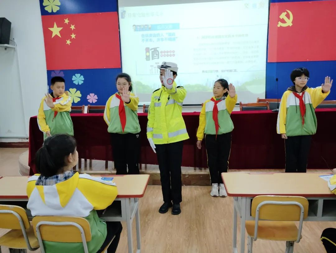 民警为哈巴河县第二小学学生现场教授交通安全手势操.jpg