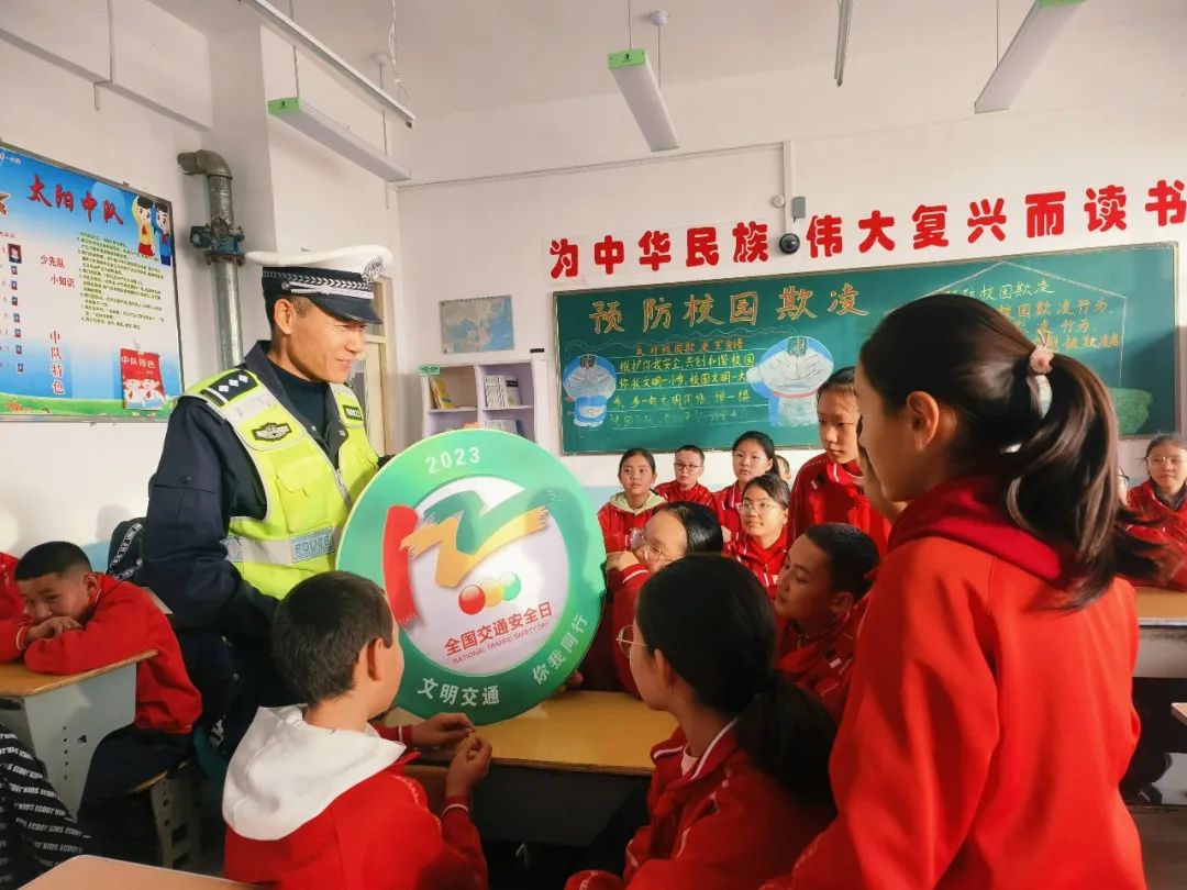 民警在哈巴河县第一小学为学生讲解今年的交通安全主题.jpg