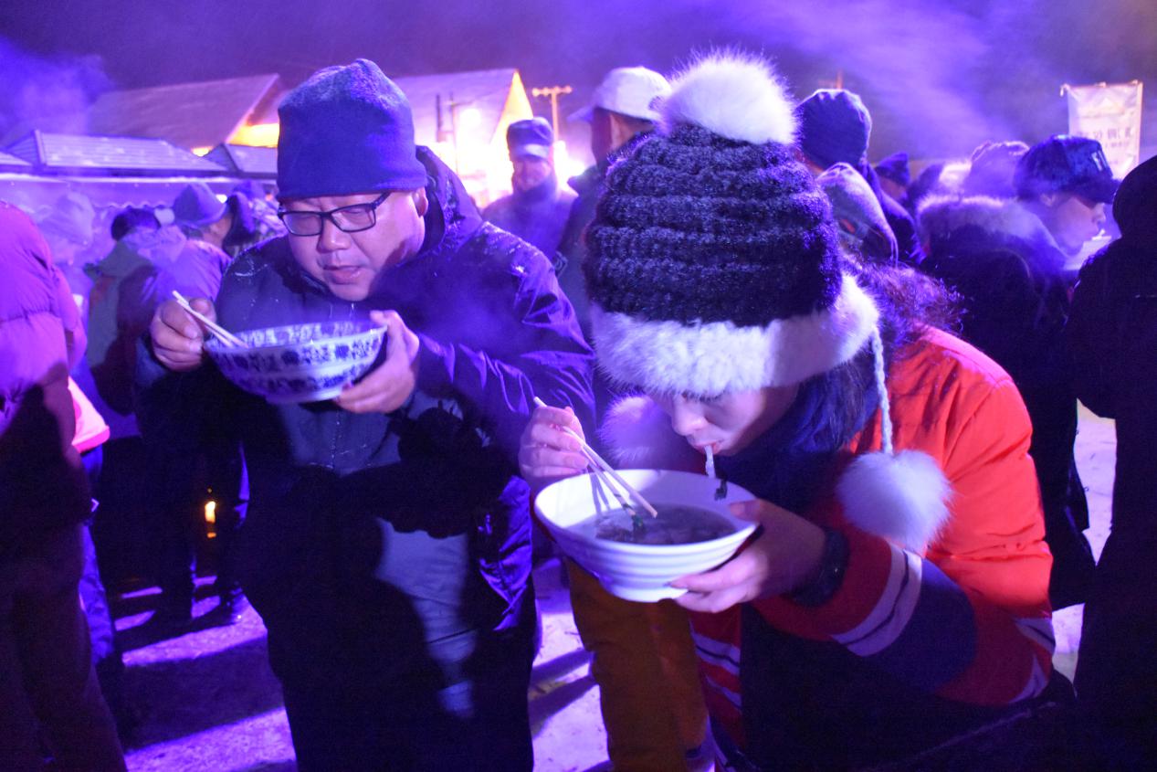 塔拉特村跨年夜活动02——品尝特色美食(富蕴宣传部供图)