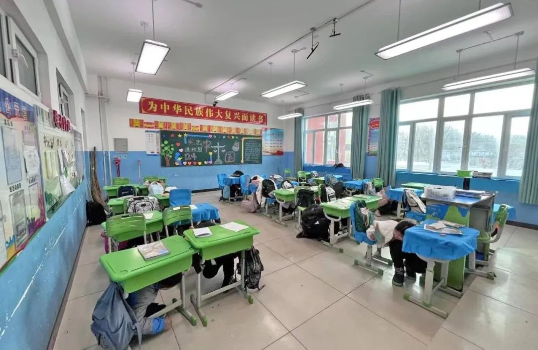 防震演练在校园 安全意识记心间