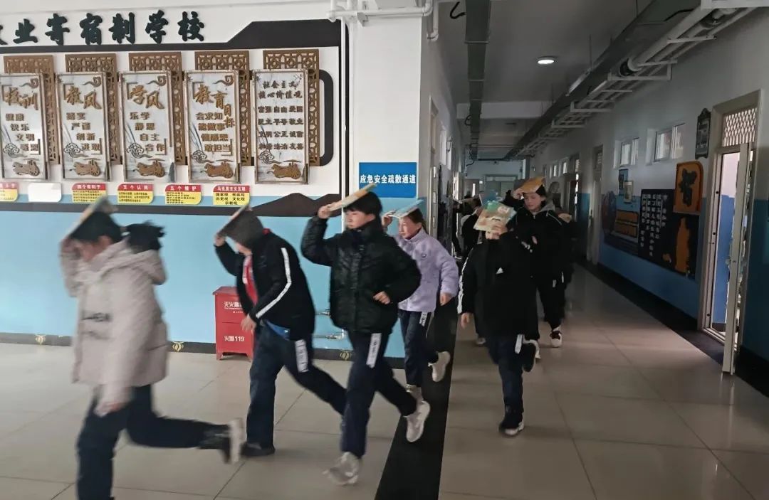 防震演练在校园 安全意识记心间1