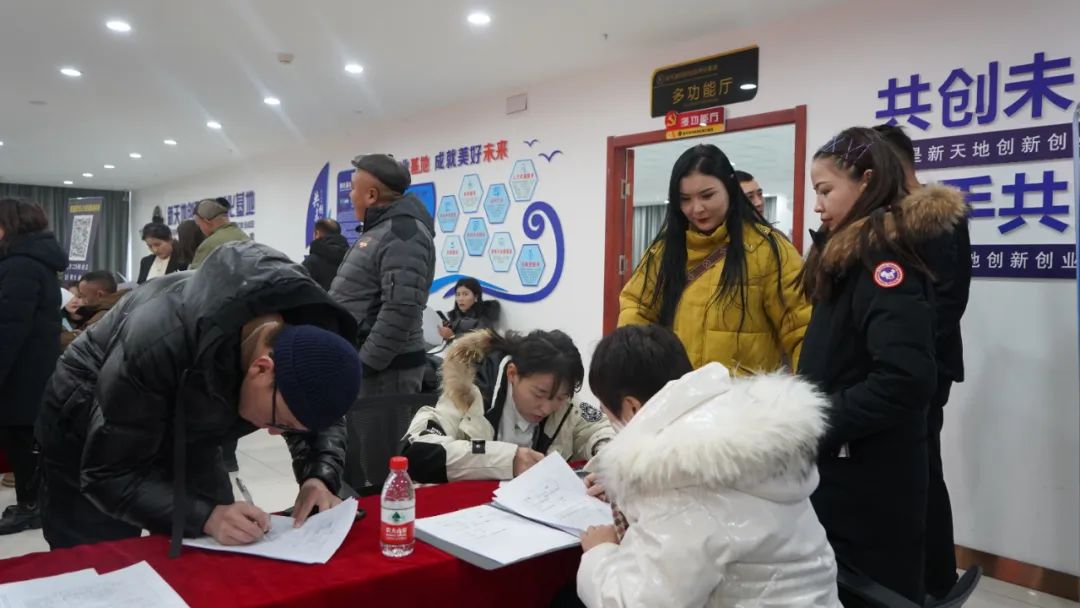 富蕴县举办零工市场专场招聘会1