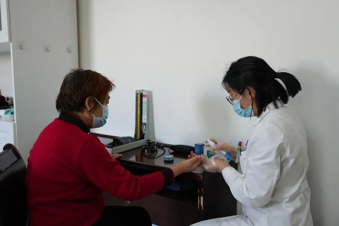 富蕴：家庭医生在行动 在&ldquo;家门口&rdquo;守护健康