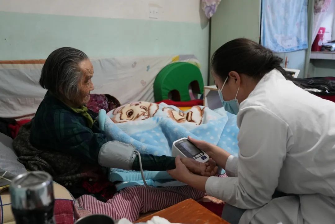 富蕴：家庭医生在行动 在&ldquo;家门口&rdquo;守护健康1