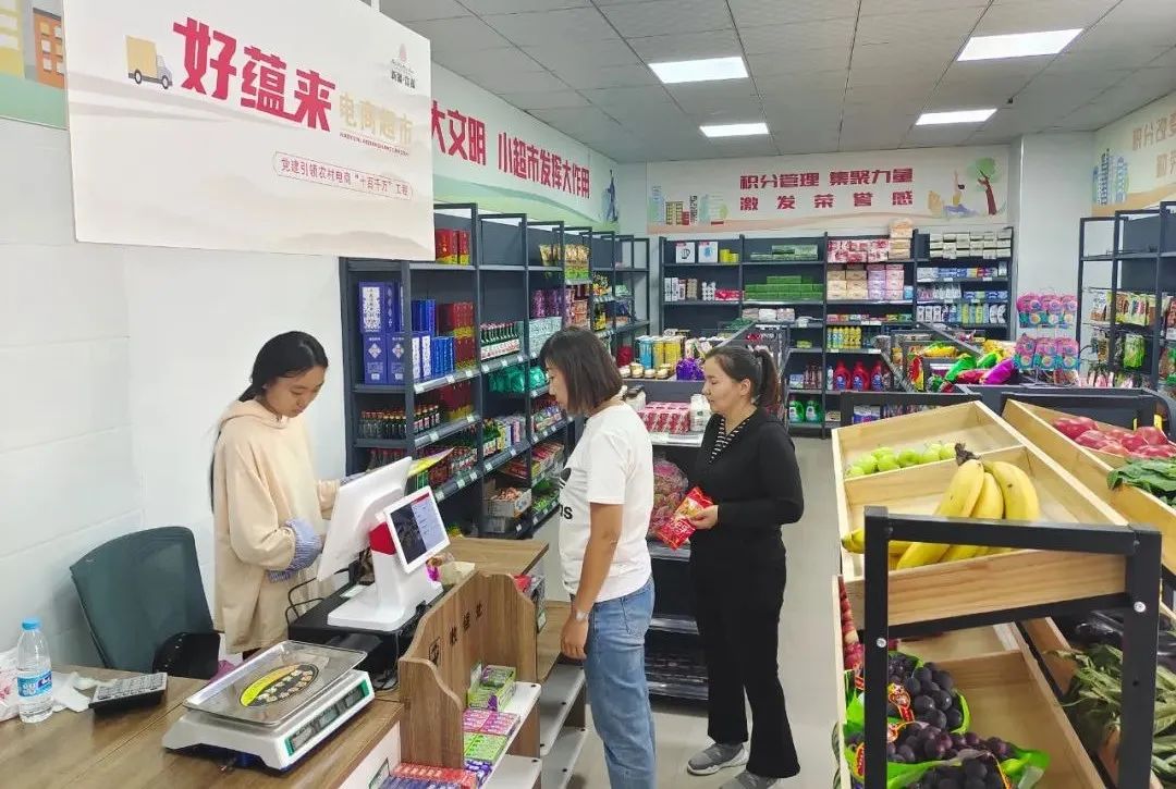 群众在可可托海镇团结路社区&ldquo;好蕴来&rdquo;电商超市内购物。