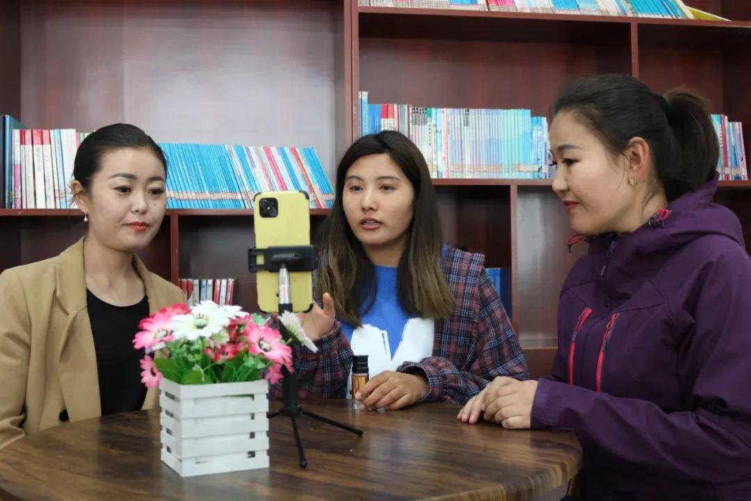 吐尔洪乡群众在进行电商直播。