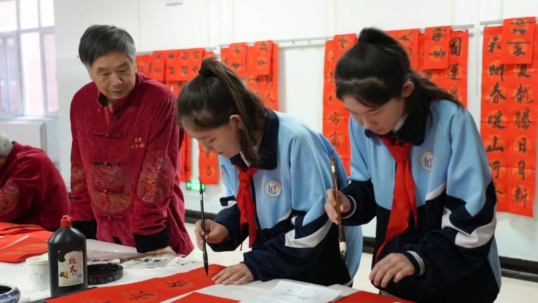 书法传承进校园 翰墨飘香书华夏1