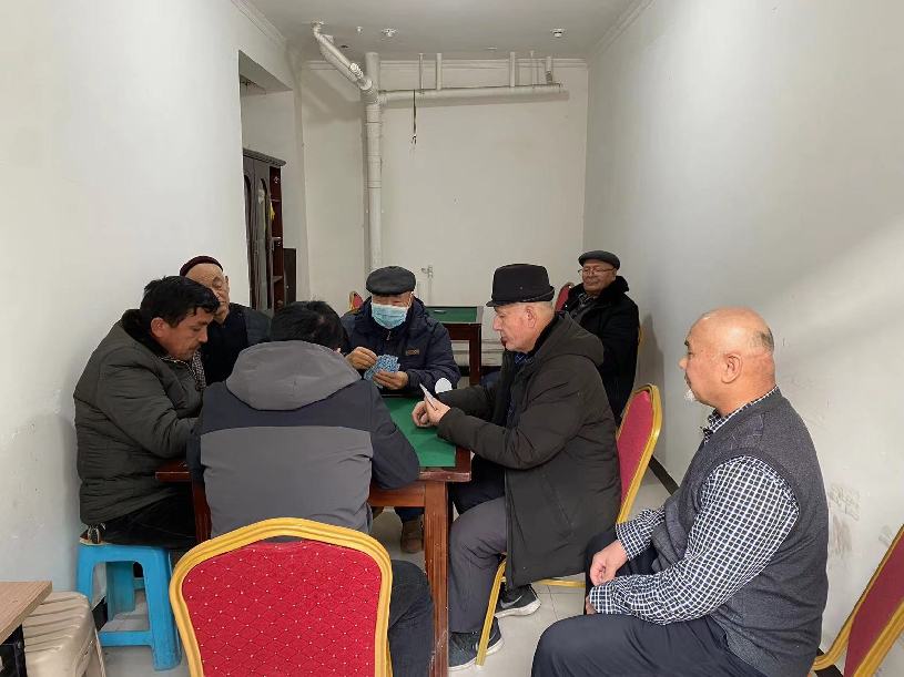 金粮社区居民在活动室打牌照片3