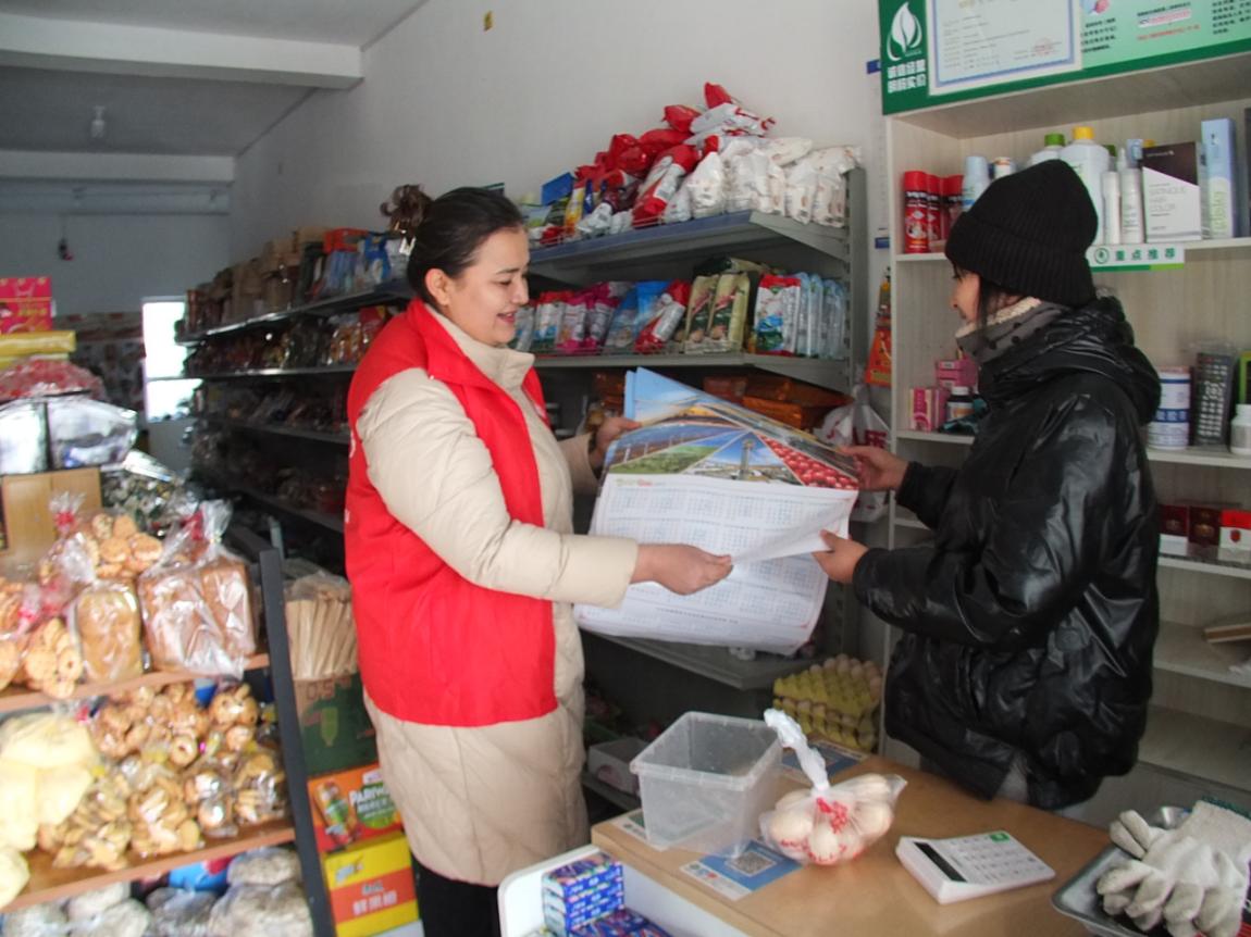 志愿者给商户发放年历