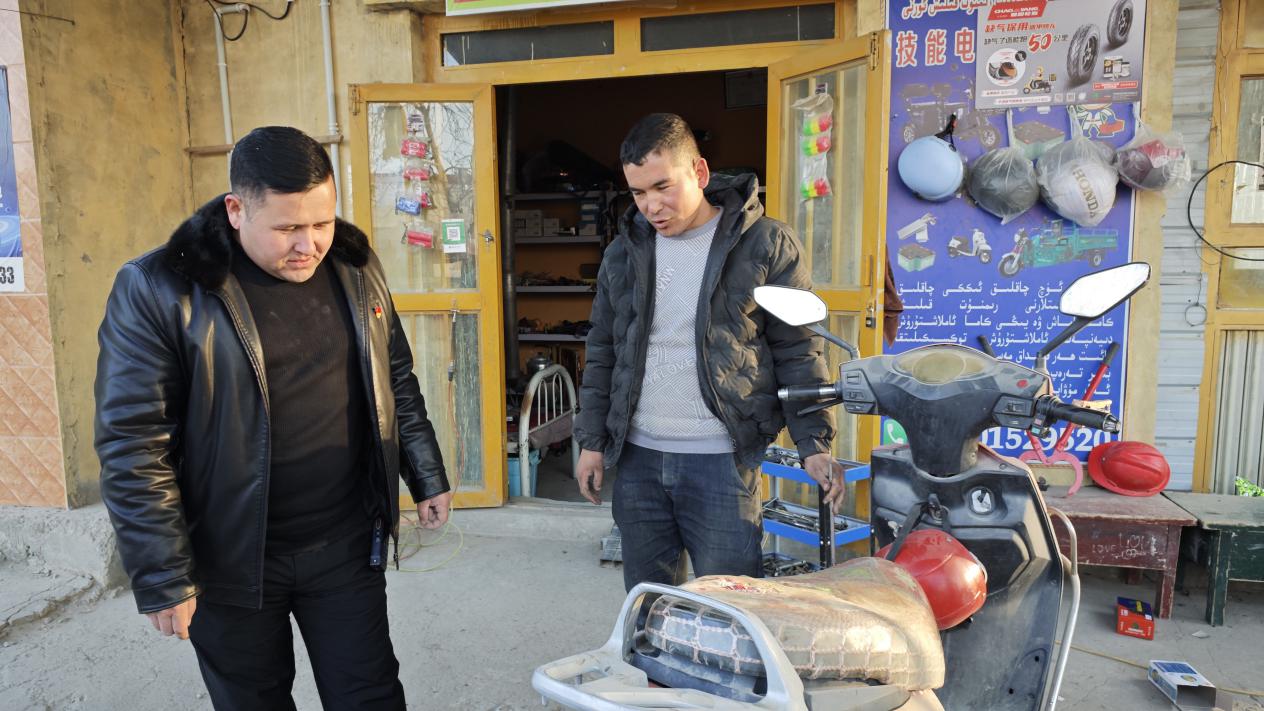 阿卜迪麦麦提·奥布力入户走访了解群众生产生活情况