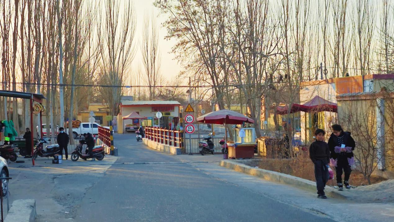 布古其村热闹的街头