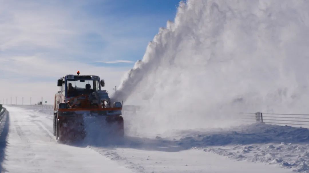 富蕴县交警不惧风雪 暖心服务群众