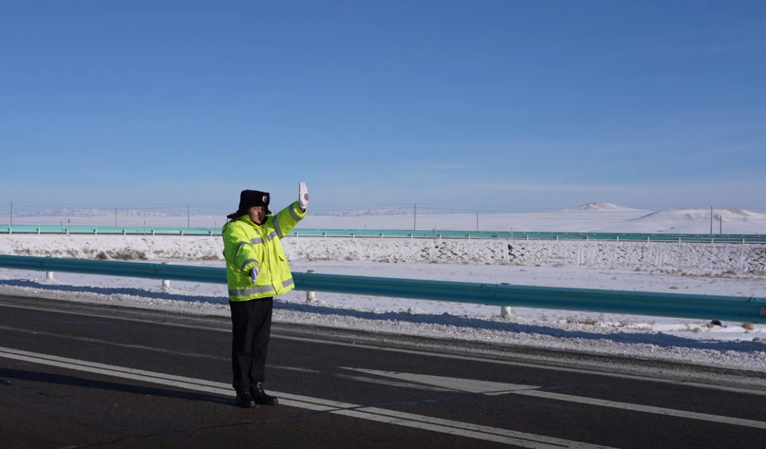 富蕴县交警不惧风雪 暖心服务群众1
