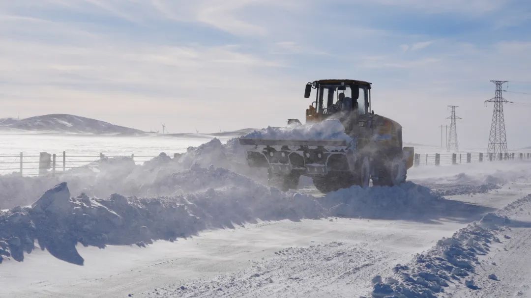 富蕴县交警不惧风雪 暖心服务群众2