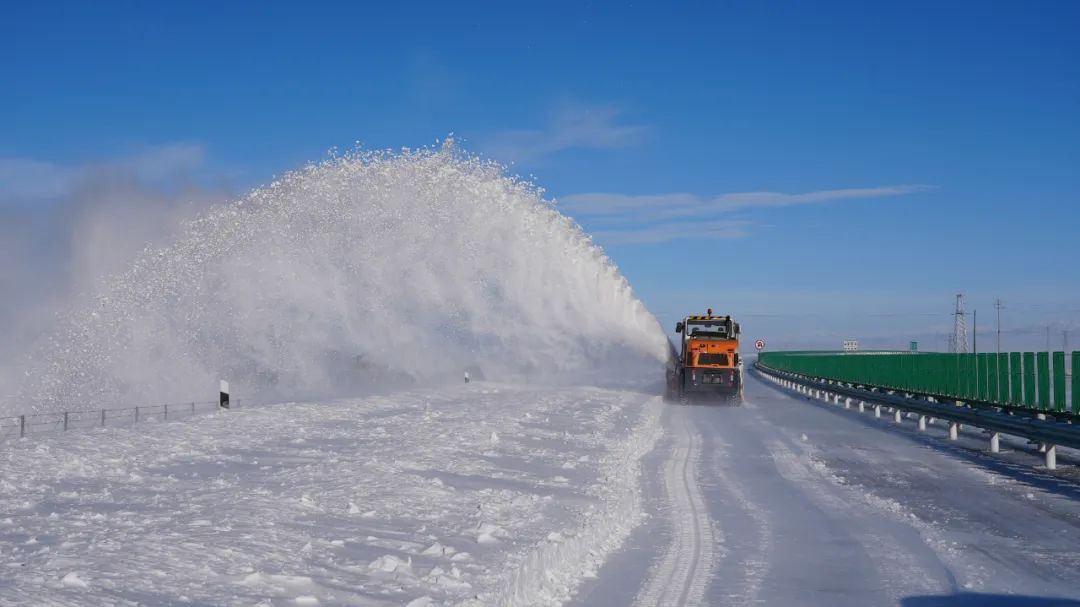 富蕴县交警不惧风雪 暖心服务群众3