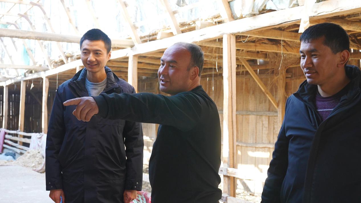 阿卜杜力艾海提&middot;坎吉柯给村干部介绍羊的品种