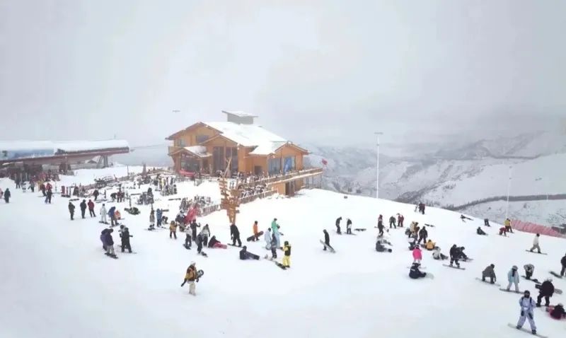 创新纪录!可可托海国际滑雪度假区累计接待游客突破20万