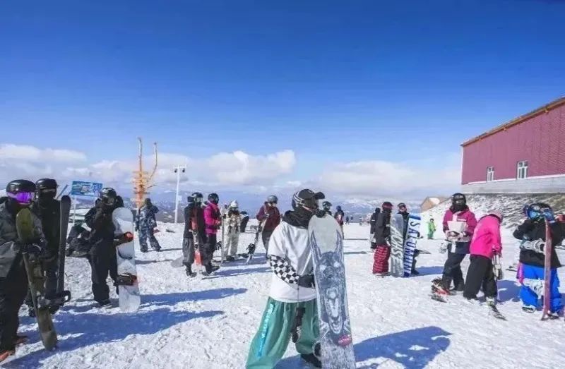 创新纪录!可可托海国际滑雪度假区累计接待游客突破20万2
