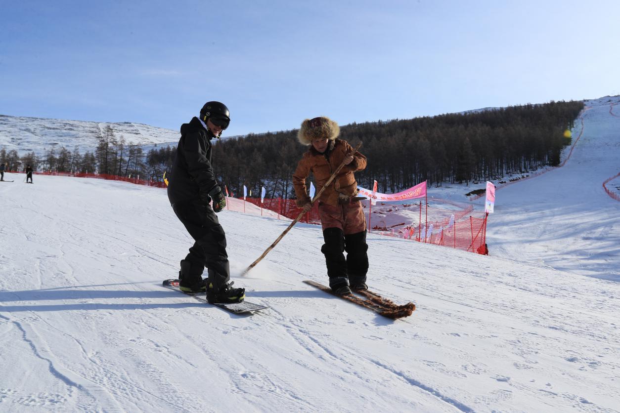 毛皮滑雪与现代滑雪板(富蕴宣传部供图)