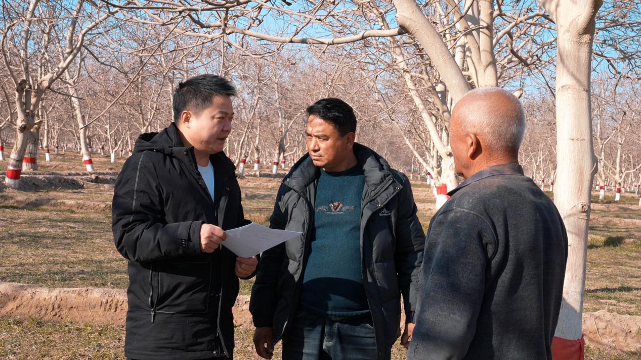 干部了解群众发展产业情况