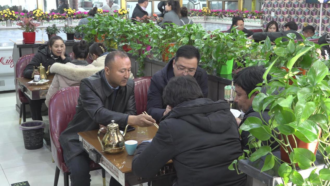 饭馆里顾客络绎不绝