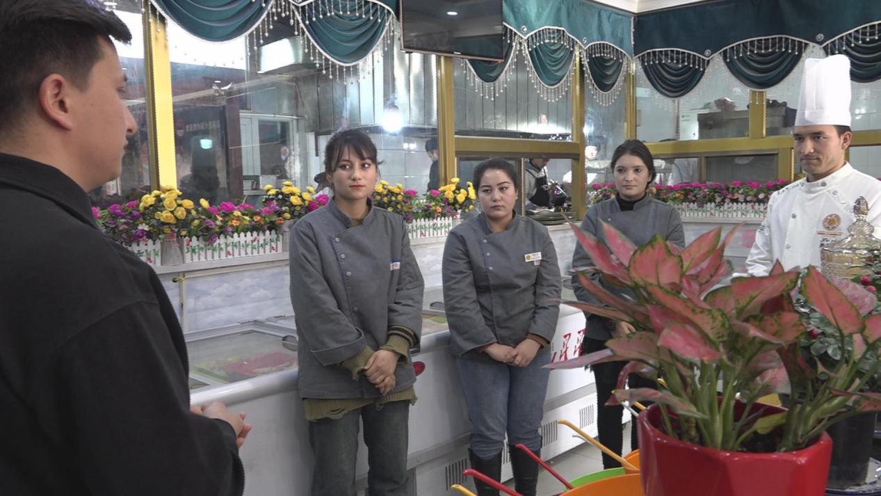 麦麦提艾则孜&middot;艾力在给工人讲解服务理念