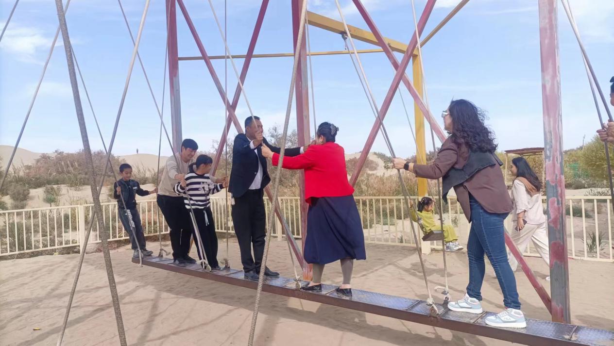 游客在景区内体验荡秋千