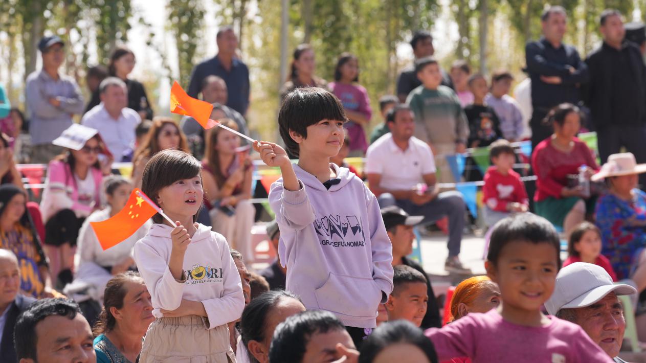 游客在胡杨文化旅游节