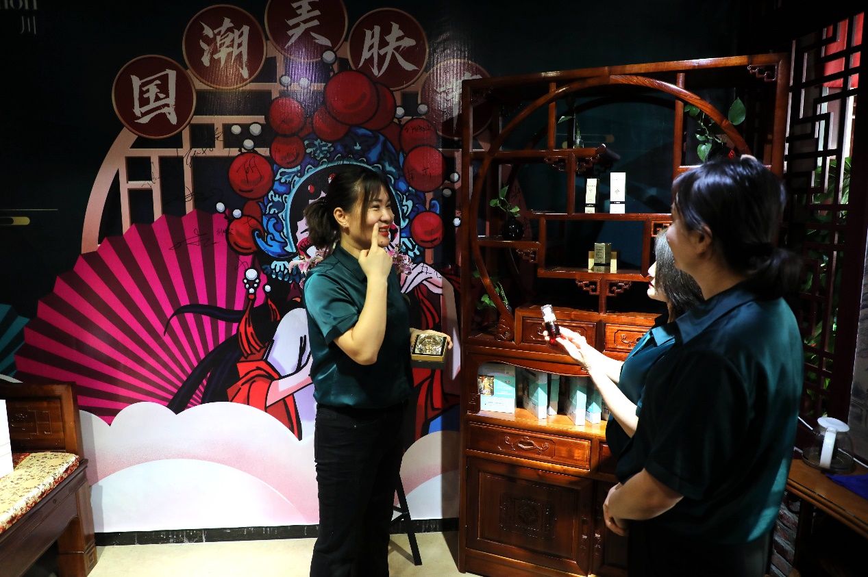 艾小可（左一）给员工培训养生新产品的操作使用方法 林国强 摄