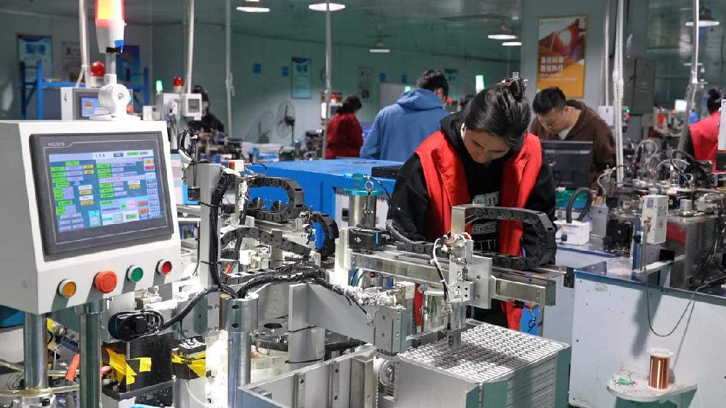 和田瓴海电子有限责任公司工人们在车间忙碌