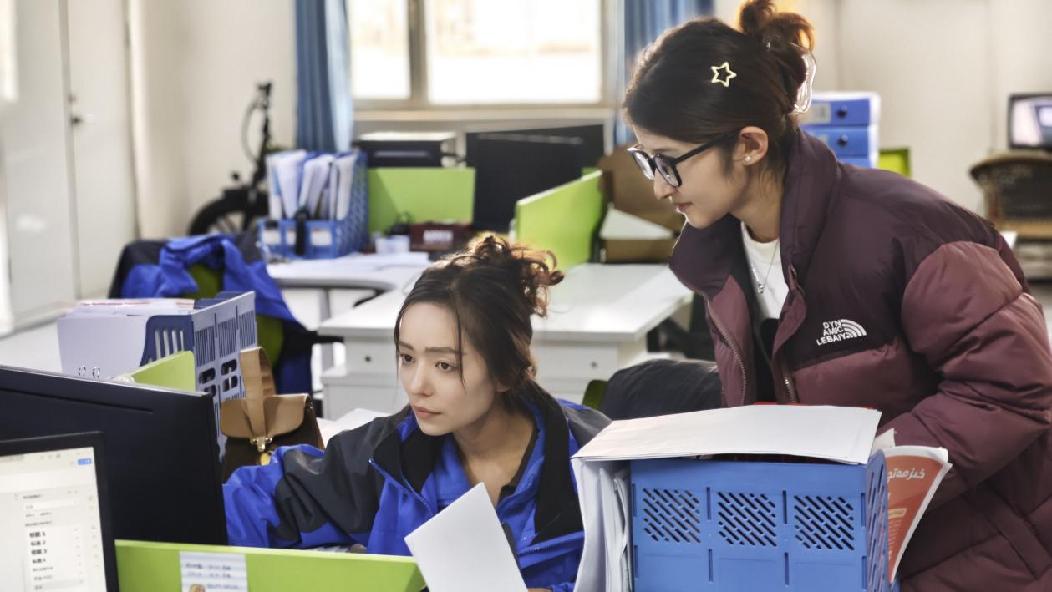 阿丽耶&middot;图热在公司行政人事部工作