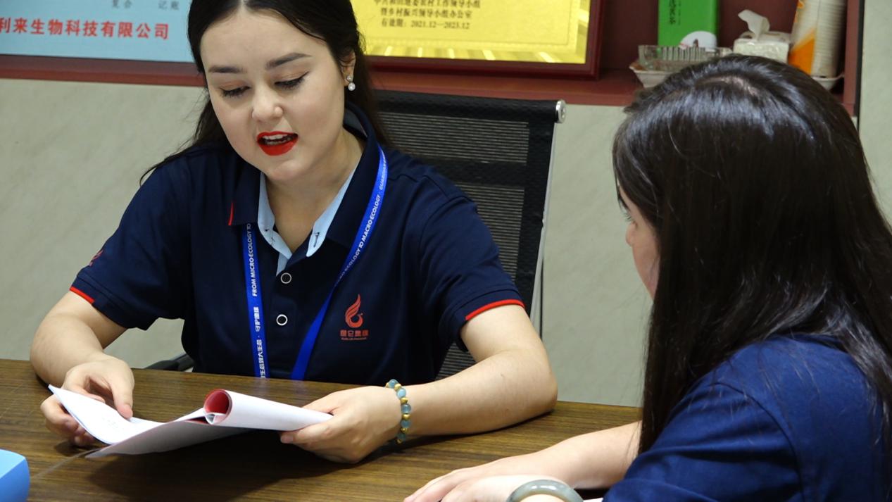 柔鲜古丽&middot;如则艾提跟公司员工谈话