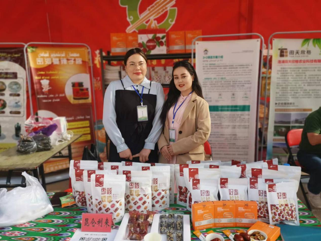 柔鲜古丽&middot;如则艾提在展览会上销售产品