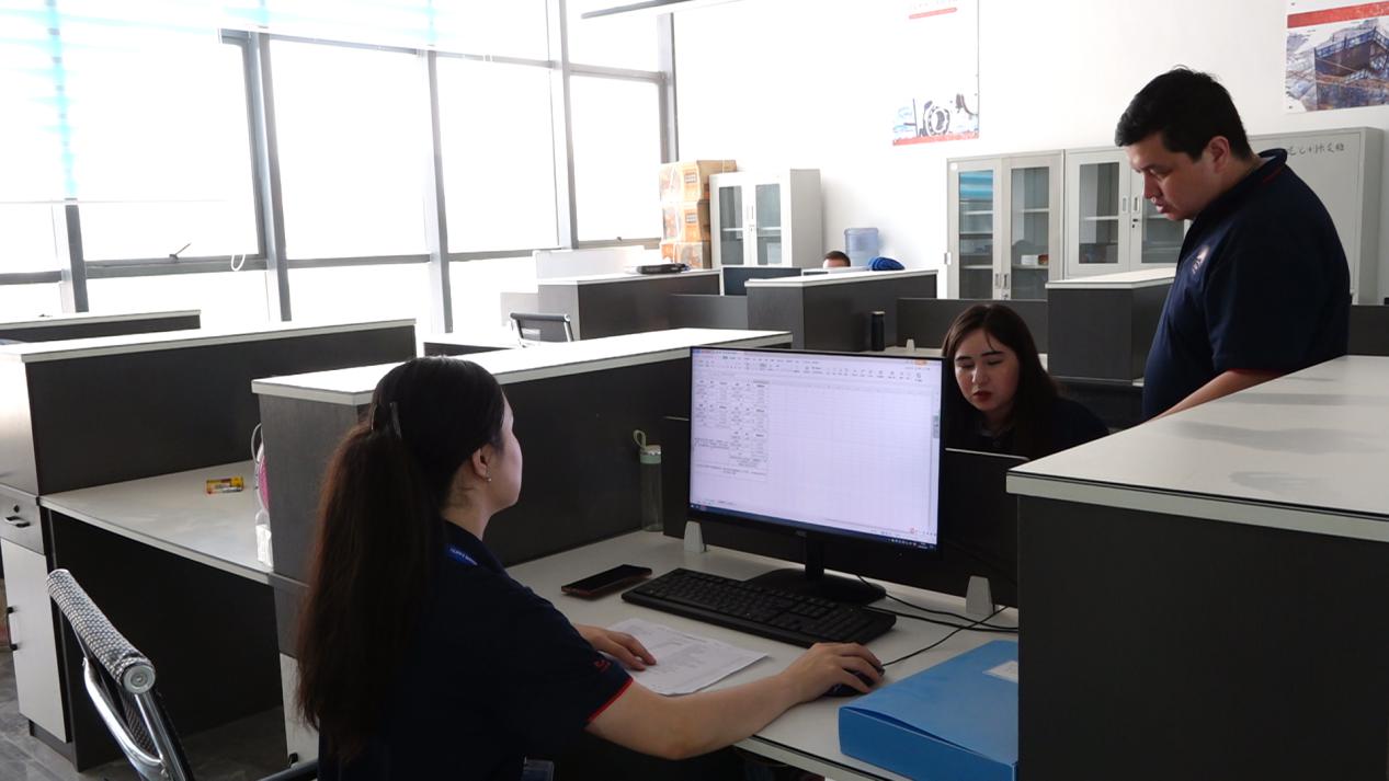 柔鲜古丽&middot;如则艾提在认真工作