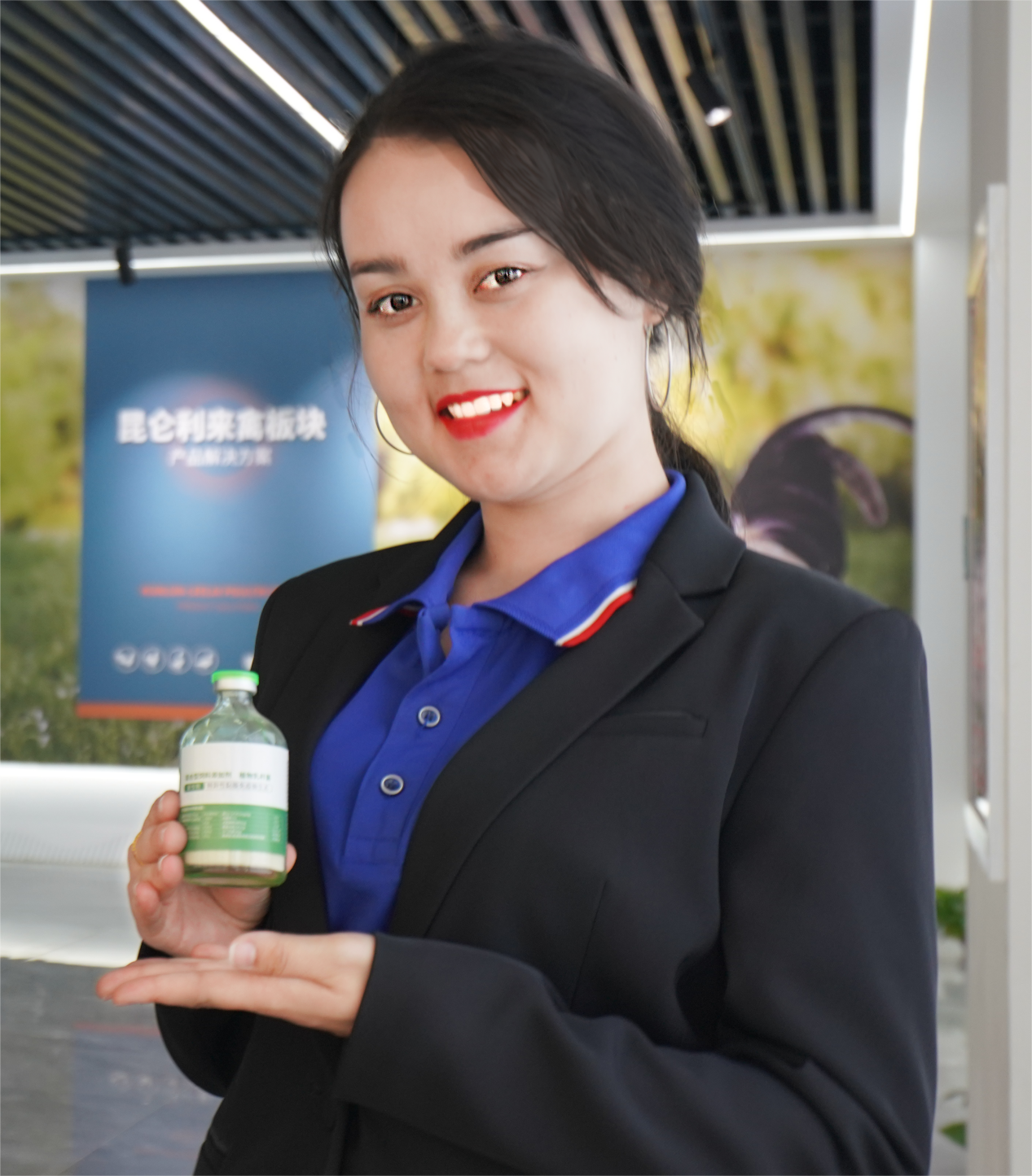 柔鲜古丽&middot;如则艾提在介绍公司产品