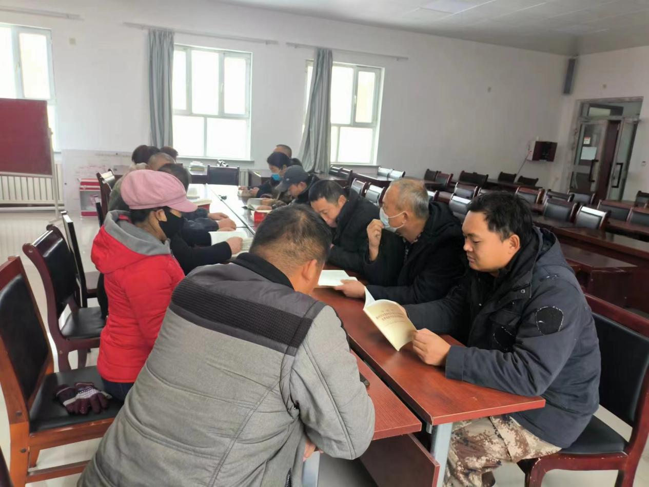 1月19日，准噶尔棉麻有限公司芳草湖联合党支部，组织党员干部正在开展廉政建设谈心谈话活动。张延萍 于三 摄