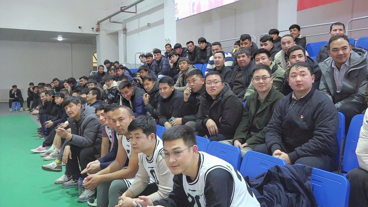 观众聚精会神观看比赛