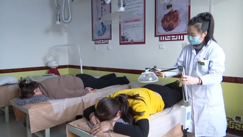 在阜康市博峰社区卫生服务中心中医馆中医理疗师正在为患者进行TDP治疗 刘媛 摄.png