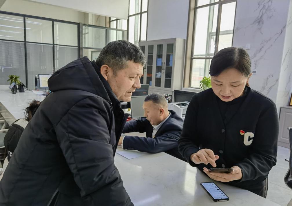 阿才才协助参保群众办理医保缴费业务