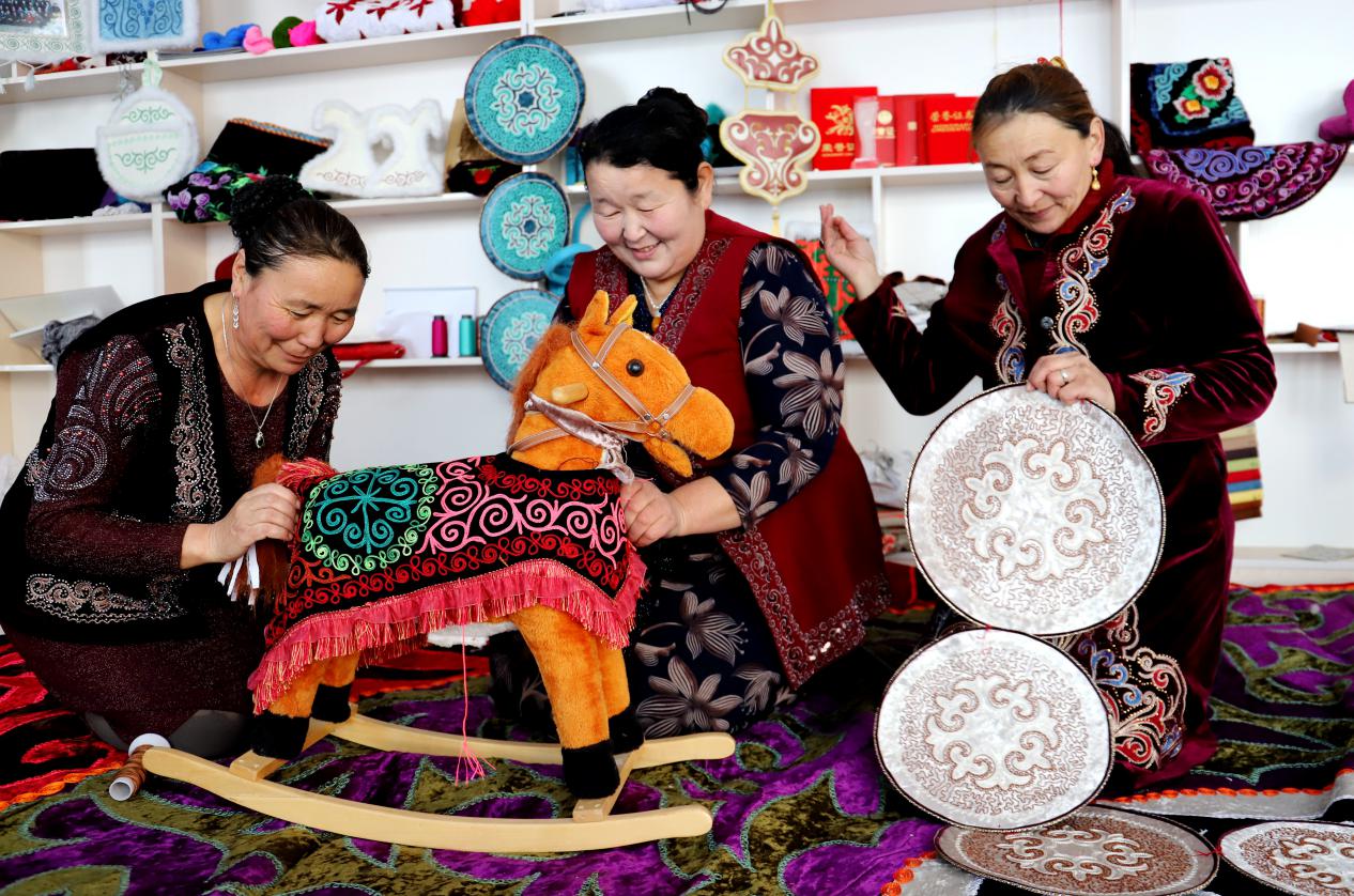 2021年12月2日,富蕴县技工学校共开办5个专业,实行国通语、政策法规等基础课程及技能培训同步教学,学校实行各民族学员混班、混宿,同吃、同住、同学习,有效铸牢各族学员中华民族共同体意识(努尔拉西·斯拉什摄影)10