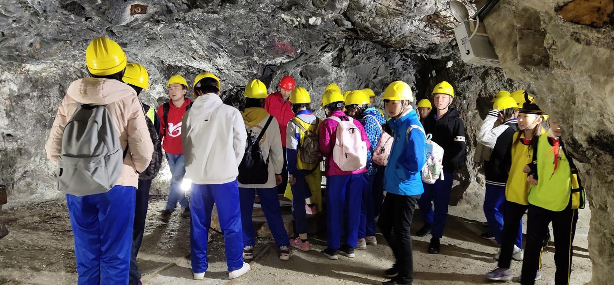 可可托海研学实践营地组织青少年走进可可托海阿依果孜矿洞参观学习