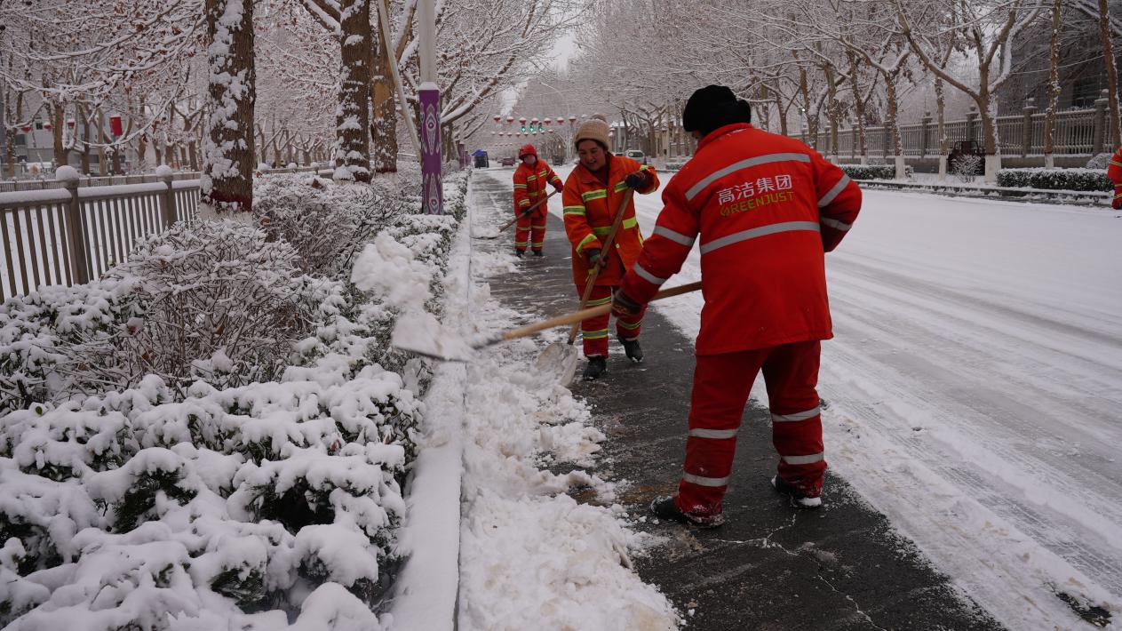 环卫工人积极投入到扫雪工作中