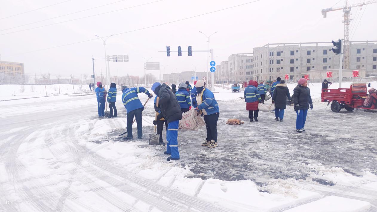 志愿者在马路上扫雪