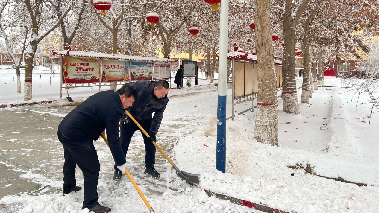 干部清扫积雪