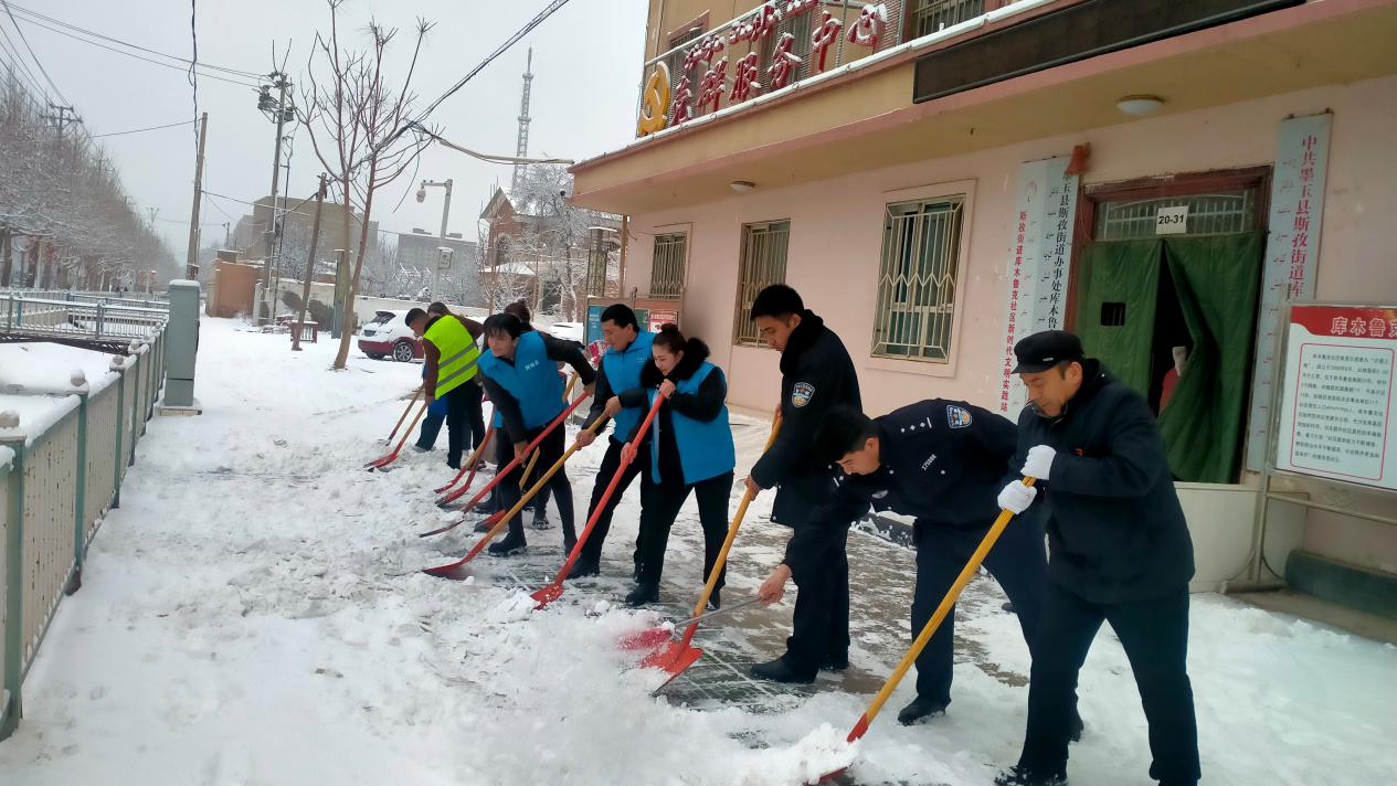 干群一起扫雪