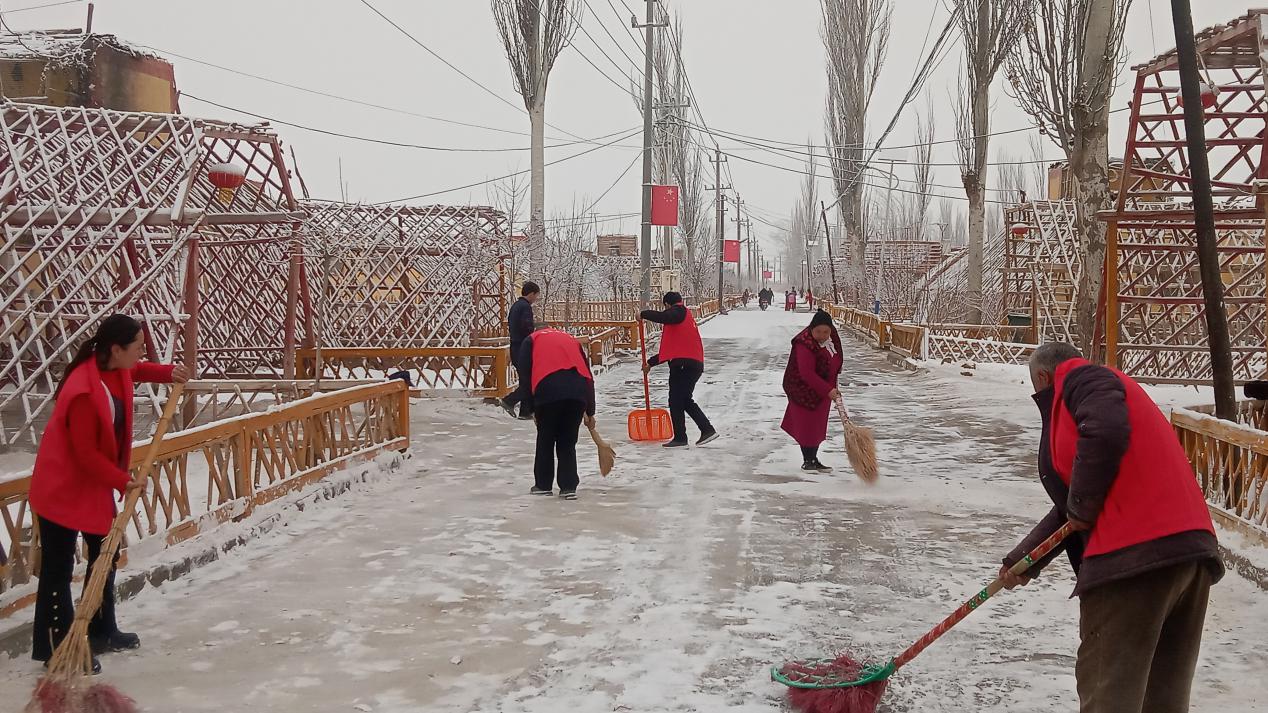 志愿者清扫路面积雪