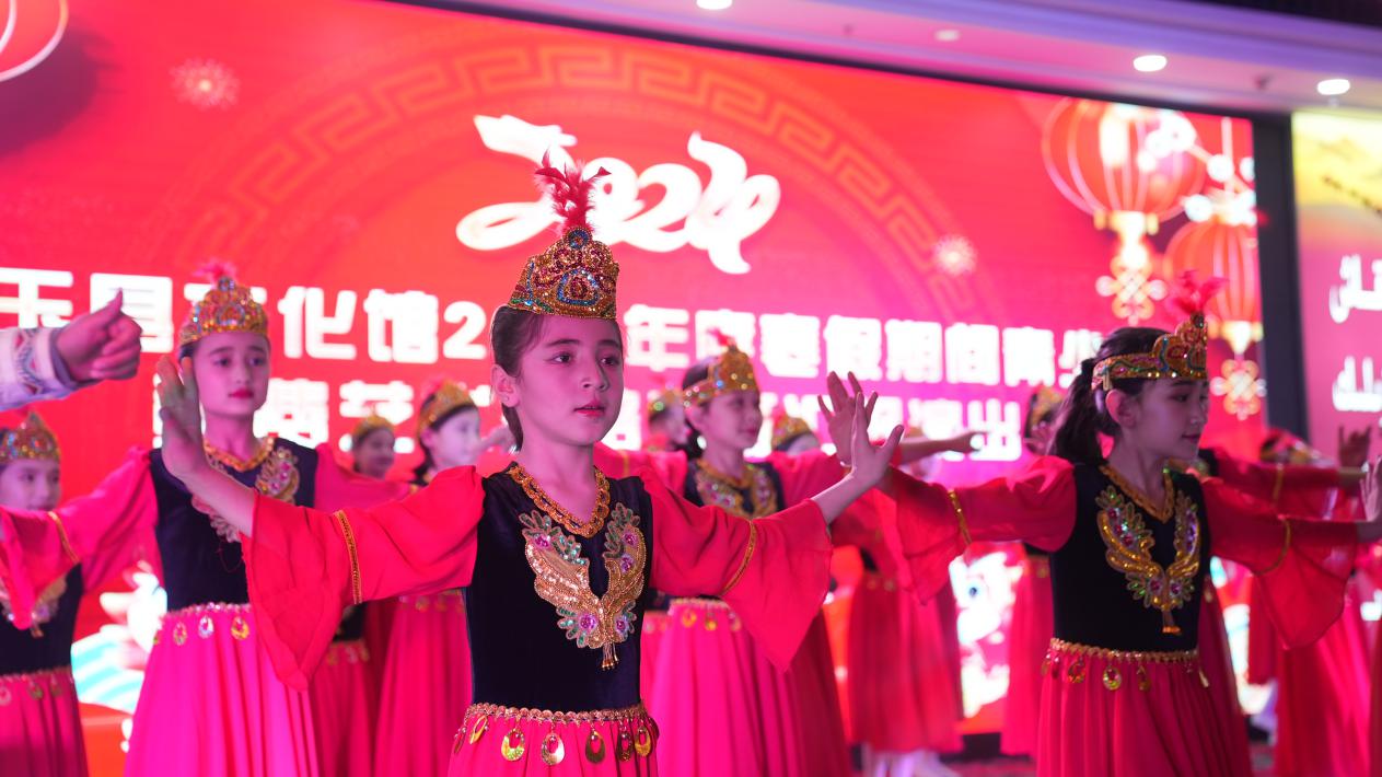 演出集体舞《美丽的新疆》拉开了演出的序幕